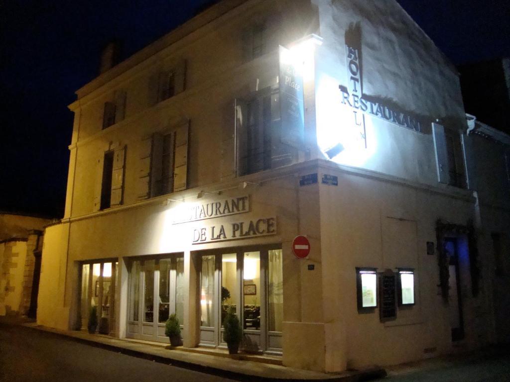 Hôtel Restaurant de la Place Saint-Jean-dʼAngély Exterior foto